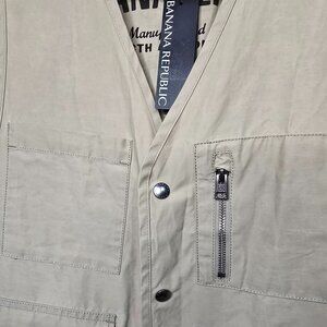 Banana Republic men's Med vest NWT, snap front, Khaki, pockets, hiking, travel